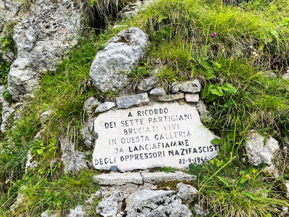 Monumento al Partigiano e alla Resistenza, dedicato ai sette partigiani bruciati vivi. Мемориальная надпись.