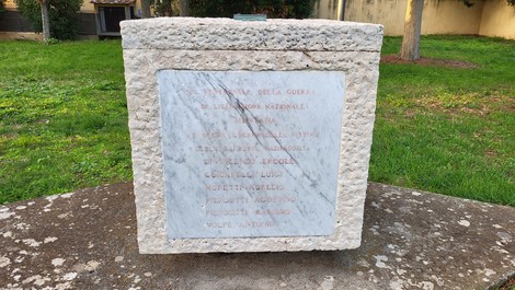 Monumento in memoria delle vittime mentanesi del nazifascismo, simbolo di commemorazione e riflessione storica.