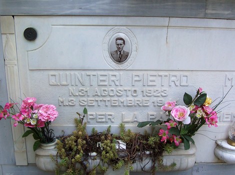 Monumento commemorativo con fiori in memoria di Pietro Quinteri, situato nel cimitero.