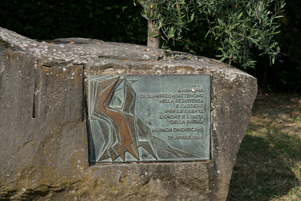 Sasso dei Partigiani con placca commemorativa che ricorda la resistenza e il sacrificio per la libertà.