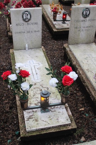 Tombe perpetue adornate da fiori e candele, in omaggio ai caduti per la Libertà.