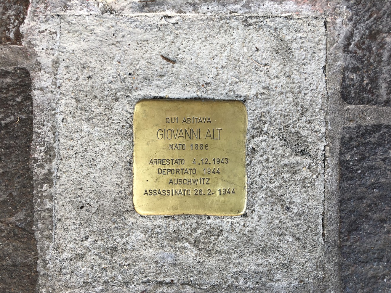 Pietra d'inciampo dedicata a Giovanni Alt, vittima delle persecuzioni naziste.