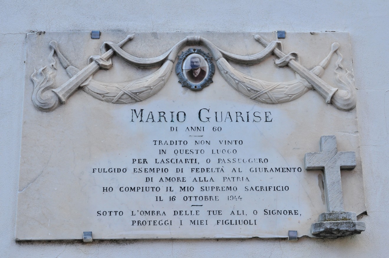 Lapide commemorativa dedicata a Mario Guarise, con messaggio di amore per la patria e sacrifício.