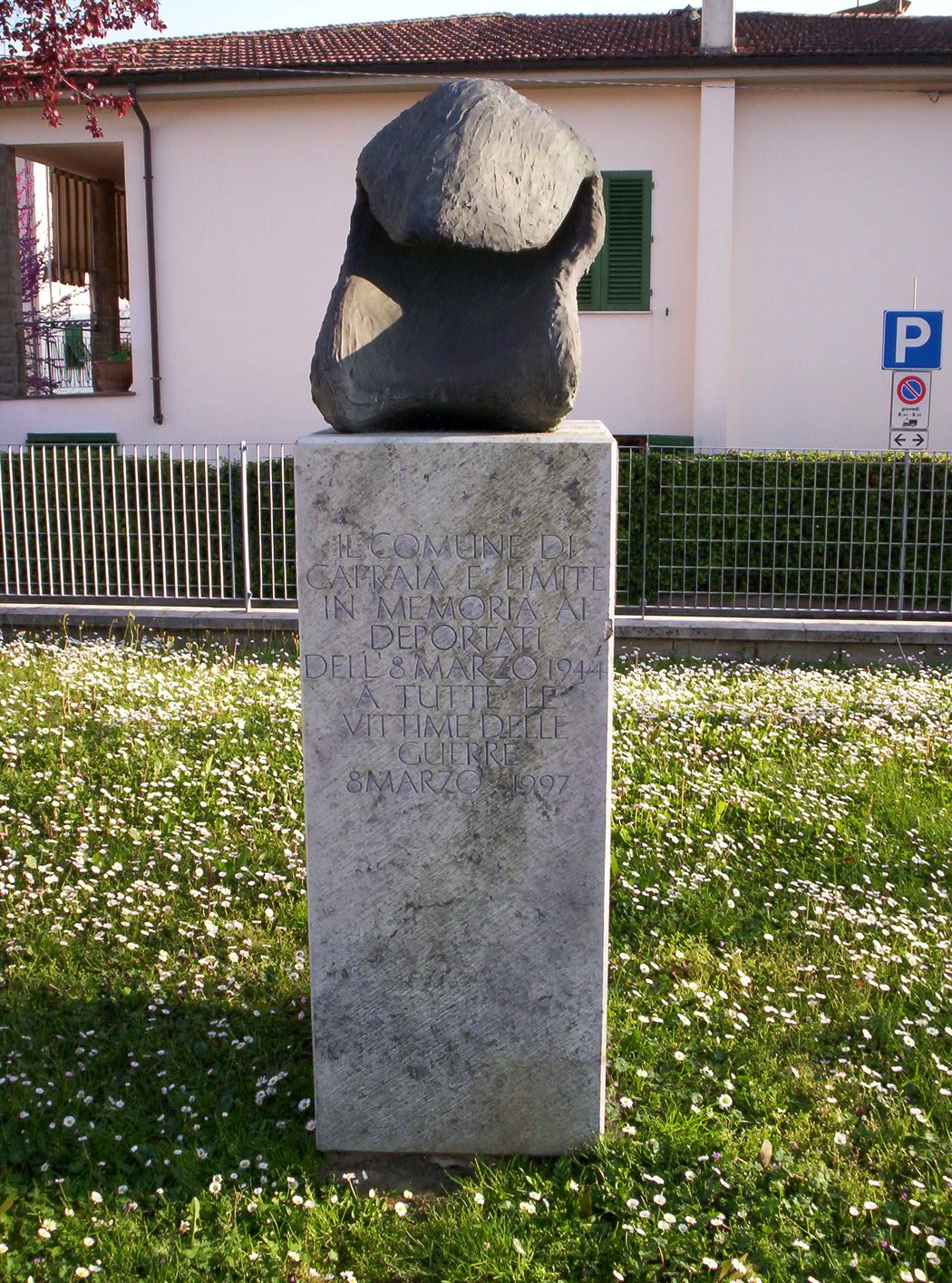 Monumento dedicato ai deportati dell'8 Marzo, in memoria della tragedia della deportazione.