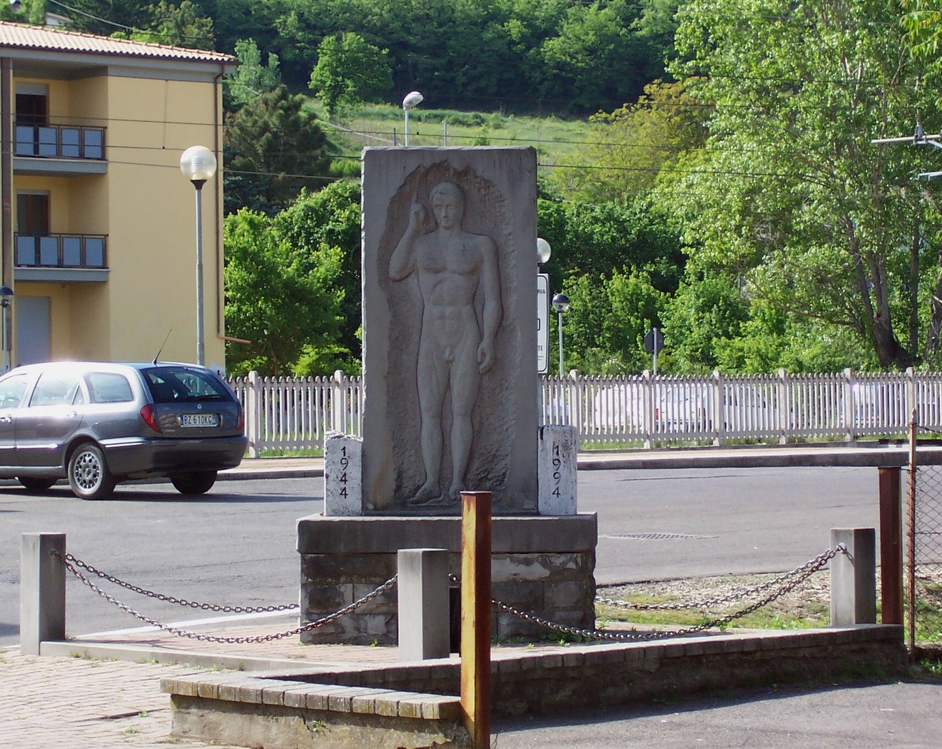 Monumento commemorativo a Lastrucci e Zavagli, scultura che celebra la memoria storica della comunità locale.
