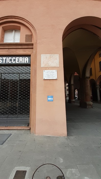 Lapide commemorativa dedicata a Zanotti e Venturini, situata in un'importante piazza di Bologna.