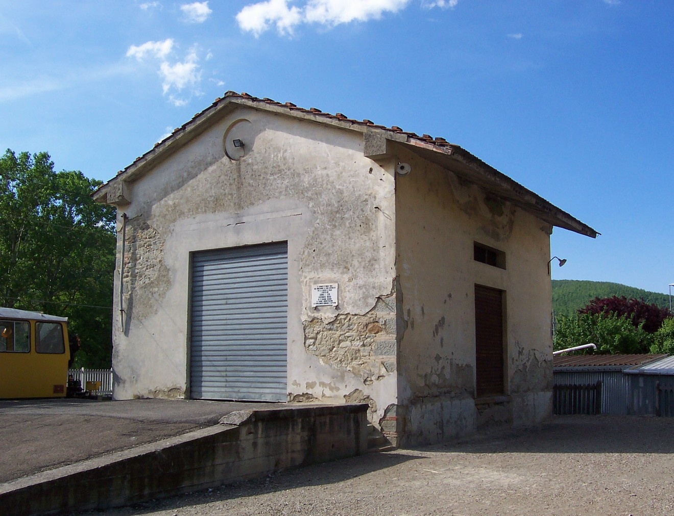 Struttura storica con facciata deteriorata, simbolo della memoria di Lastrucci e Zavagli.