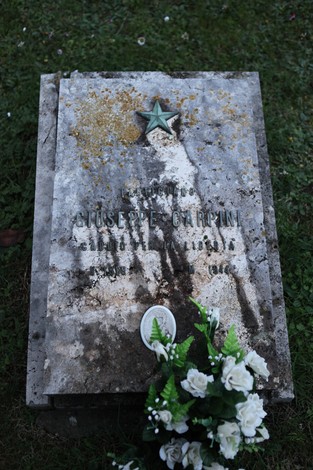 Targa commemorativa dedicata a Giuseppe Garfini, partigiano, al Sacrario dei partigiani pratesi.