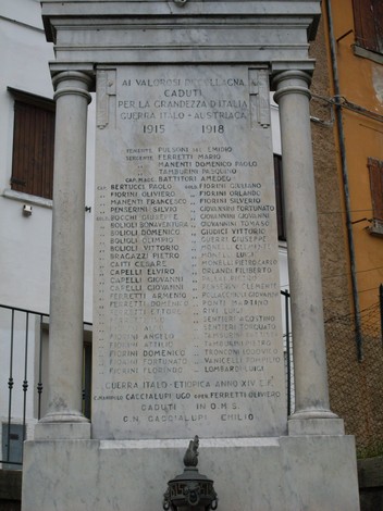 Monumento ai Caduti di Collagna, dedicato ai valorosi soldati per la Grandezza d'Italia (1915-1918).