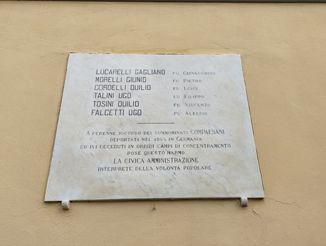 Lapide commemorativa per i deportati, con nomi e date in ricordo delle vittime di genocidio.