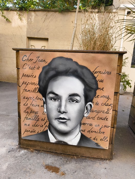 Rappresentazione artistica dedicata al Gruppo Manouchian, simbolo di resistenza e lotta contro il fascismo.