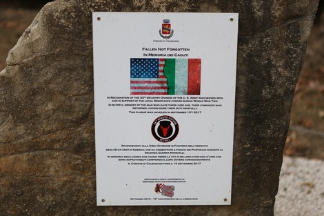 Monumento commemorativo dedicato alla 34th Infantry Division, onorando i caduti e il loro servizio.