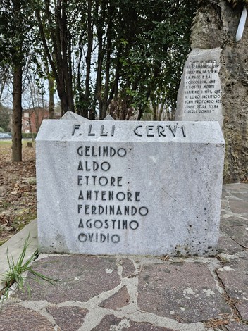 Monumento commemorativo ai Caduti di San Canzian d'Isonzo con nomi incisi su marmo.
