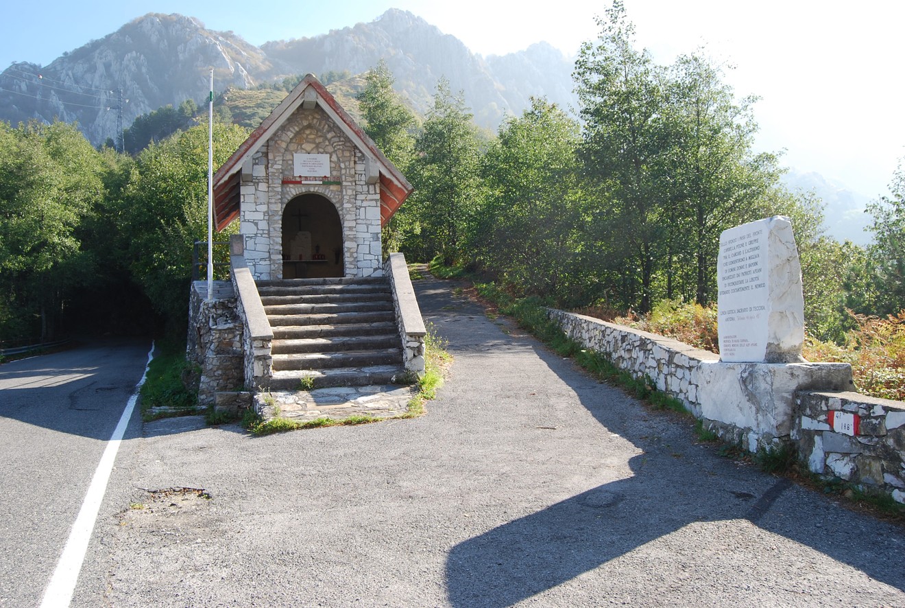 Sacrario di Tecchia, monumento ai caduti della Linea Gotica, immerso nella natura montana.