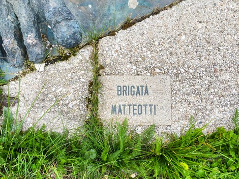 Monumento dedicato ai partigiani e alla resistenza, simbolo di lotta e libertà.