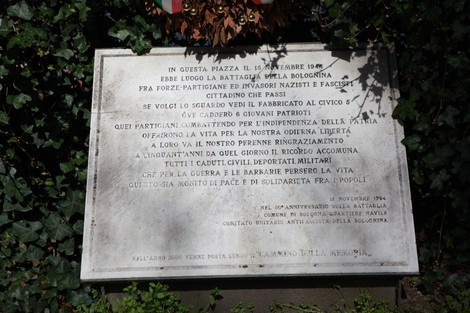 Lapide commemorativa per la battaglia della Bolognina, omaggio ai giovani partigiani e alla libertà.