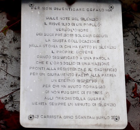 Lapidi commemorative dedicate ai soldati della Divisione Acqui, simbolo di onore e sacrificio.