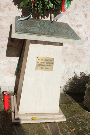 Lapidi commemorative per l'eccidio di Mucciafora, memoriale dell'evento tragico del 1943.