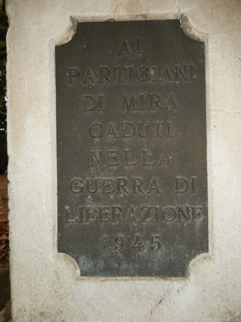 Un monumento commemorativo nel Parco delle Rimembranze, dedicato ai partigiani caduti nella guerra di liberazione.