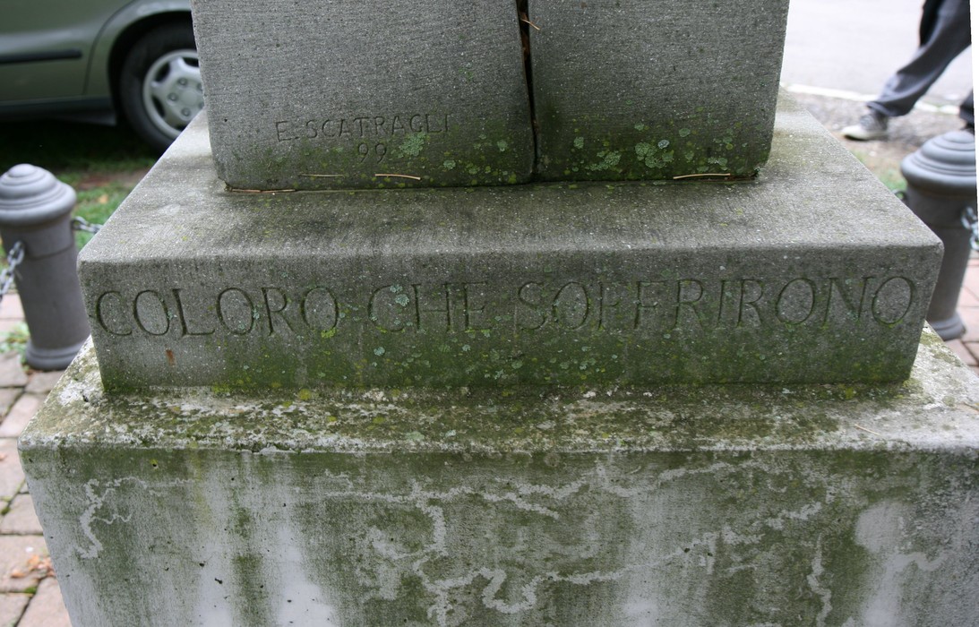 Monumento di Giovi, dedicato a chi ha sofferto, con dettagli architettonici e storici.