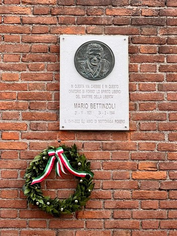 Lapide commemorativa di Mario Bettinzoli, martire della libertà a Bettinzoli, Brescia.