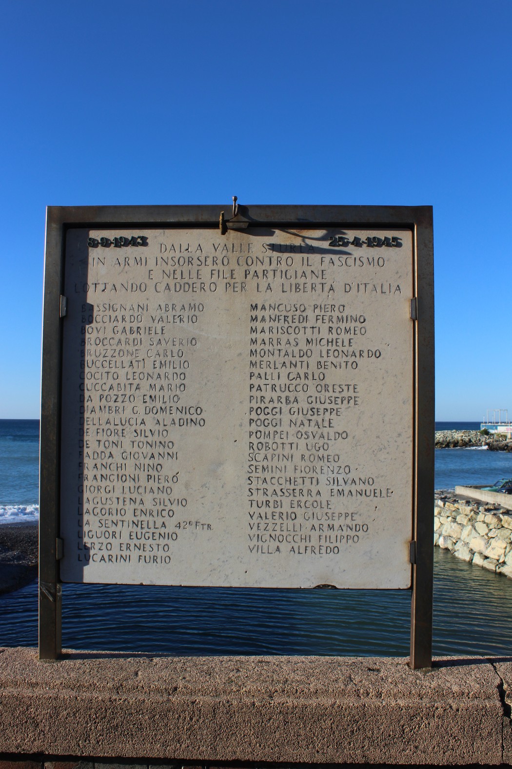 Lapide commemorativa dedicata ai caduti per la Libertà della Valle Stura, con nomi incisi in memoria.