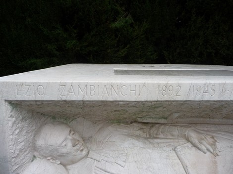Monumento funebre di Zambianchi con rilievo di figura distesa su base in marmo.