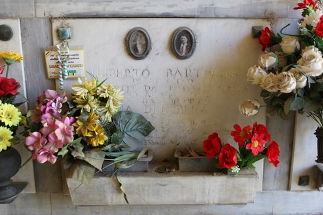 Sepolcro di Bartolini e Del Bene, decorato con fiori artificiali e ornamenti memoriali.