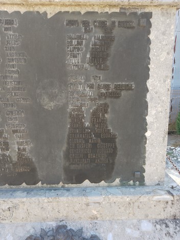 Monumento ai caduti di Trecella, con incisioni commemorative su una struttura di pietra.