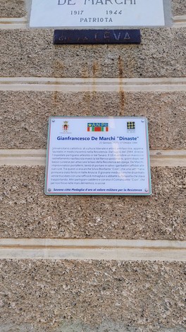 Targa in onore di Gianfrancesco De Marchi, patriota, affissa su una parete di pietra.