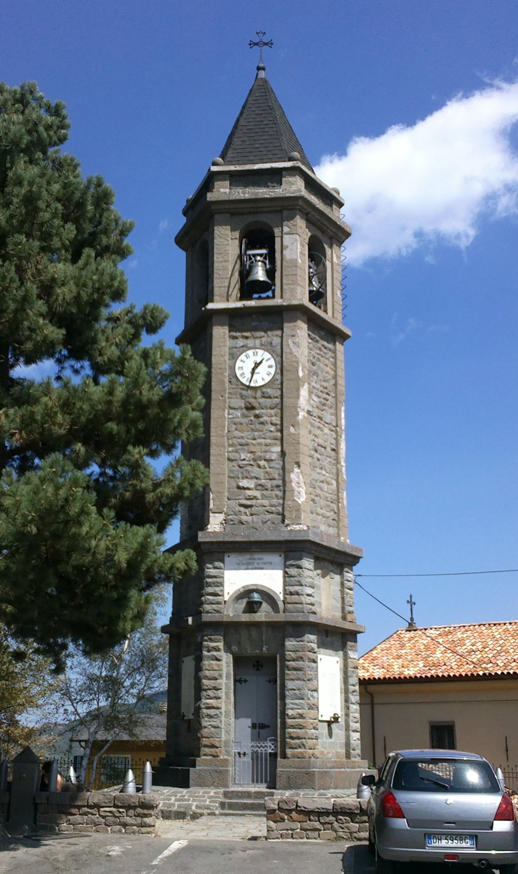 Lapidi ai caduti di Ligonchio, monumento commemorativo in un contesto storico e culturale significativo.