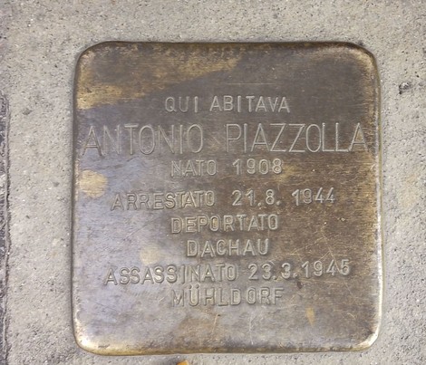 Pietra d'inciampo dedicata ad Antonio Piazzolla, commemorando la sua vita e le sofferenze patite.