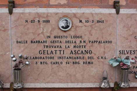 Lapidi commemorative di Gelatti, Silvestri e Frati, decorate con fiori e simboli di memoria.