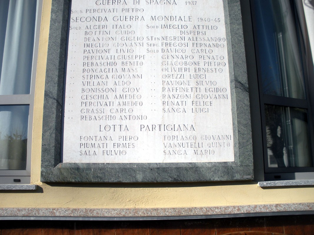Monumento ai caduti di Godiasco, commemorazione delle vittime dei conflitti mondiali e della resistenza.