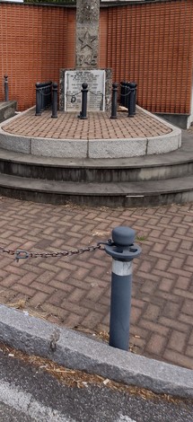 Monumento ai Martiri del Cabina, una struttura commemorativa con dettagli architettonici e cordoli.