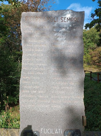 Memoriale dei caduti della Benedicta, un monumento commemorativo immerso nella natura.