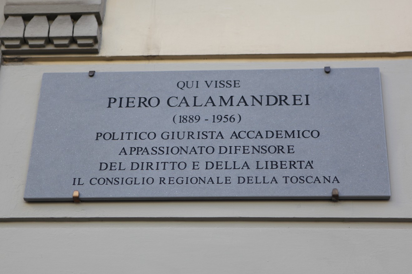 Lapide commemorativa dedicata a Piero Calamandrei, importante giurista e politico italiano.