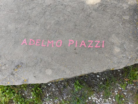 Monumento in memoria dei partigiani caduti a Monte Sabbiuno, commemorando il sacrificio e la resistenza.
