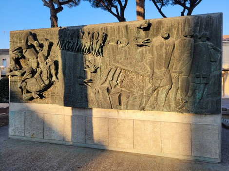 Monumento alla Resistenza, scultura che celebra il valore e il sacrificio dei partigiani nella lotta per la libertà.