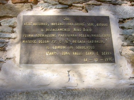 Targa commemorativa del distaccamento partigiano Nino Bixio nella Valle Elvo, dedicata alla Resistenza.