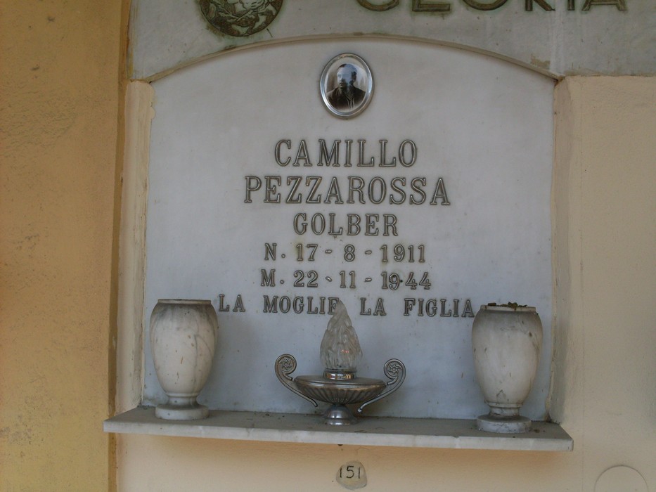 Monumento commemorativo ai caduti di Pieve Modolena, con lapidi in marmo e elementi decorativi.