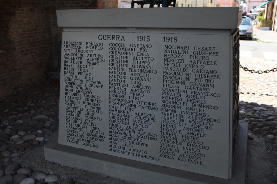 Monumento ai Caduti di Piumazzo con iscrizioni dedicate ai soldati della Prima Guerra Mondiale.