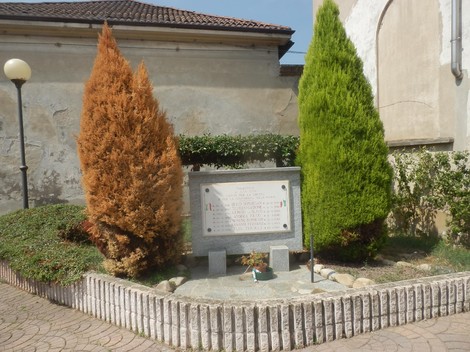 Monumento ai caduti per la Libertà, circondato da alberi e situato in un'area tranquilla e commemorativa.