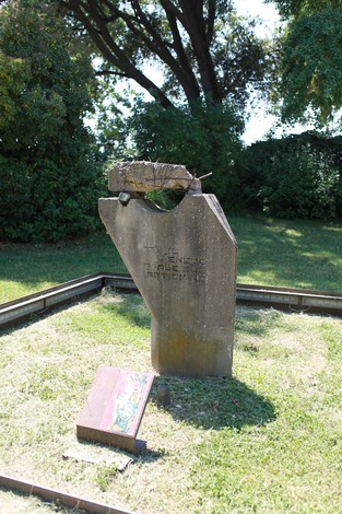 Monumento dedicato alle partigiane venete, con un'opera in pietra e un contesto verde circostante.