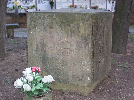 Monumento dedicato a coloro che non si arrendono, con fiori e commemorazioni. Memoriale significativo e toccante.