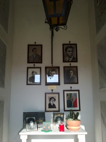 Sacrario dei Caduti della Resistenza di Montecchio, con foto commemorative e decorazioni.