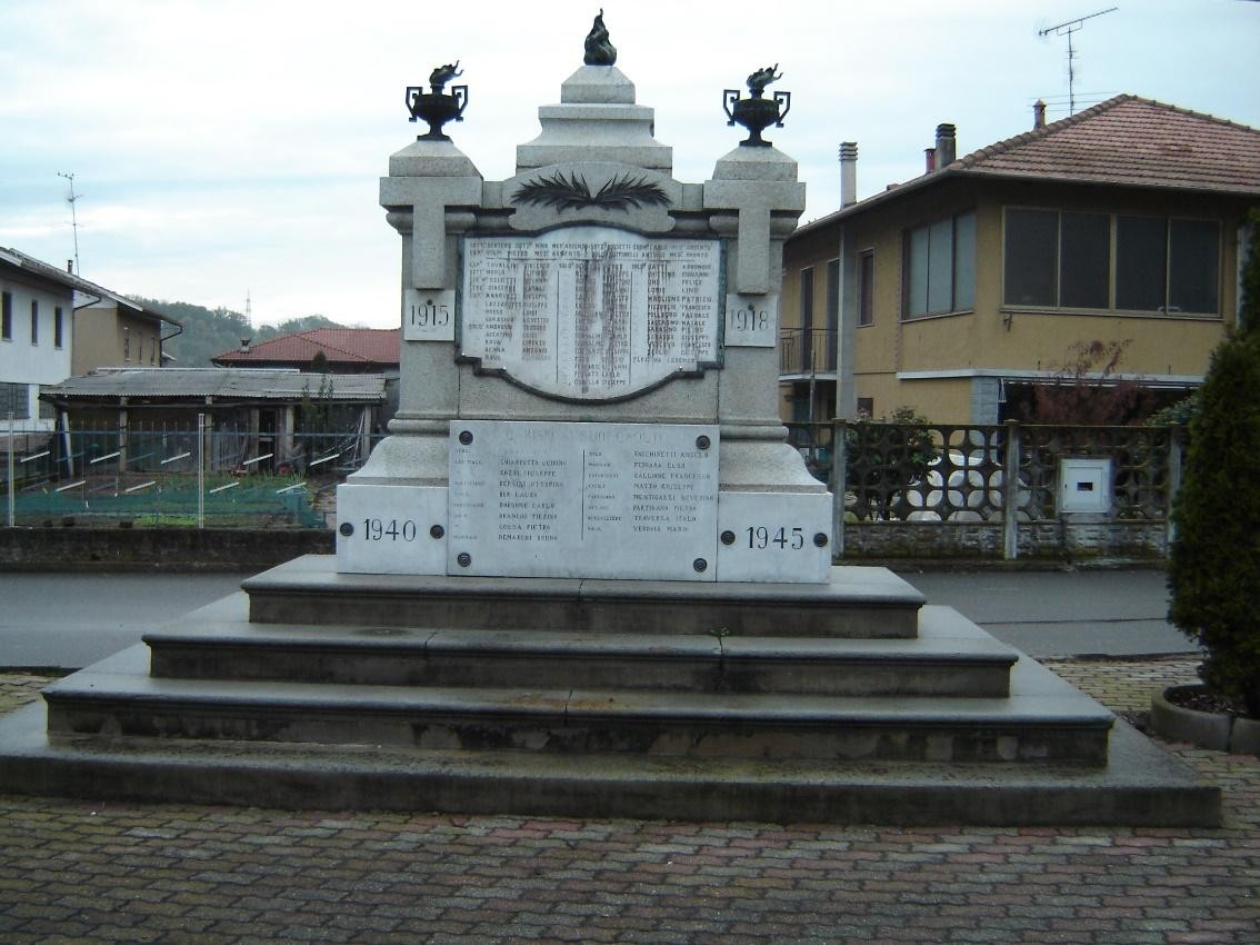 Monumento ai caduti di Carisio, commemorazione dei soldati sacrificatisi nelle guerre mondiali.