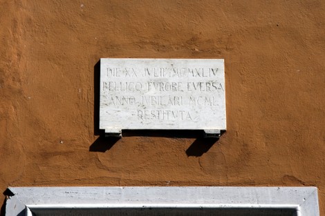 Lapide commemorativa per la ricostruzione di un'abitazione dopo un evento bellico.