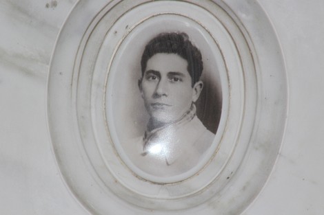 Immagine dedicata ai partigiani di Torbella, con fotografia in bianco e nero di un giovane uomo.