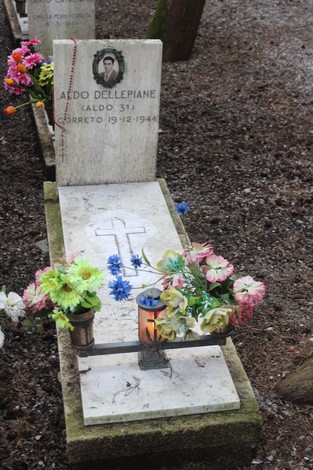 Tombe perpetue decorate con fiori, in memoria dei caduti per la Libertà, tra cui Aido Dellepiane.